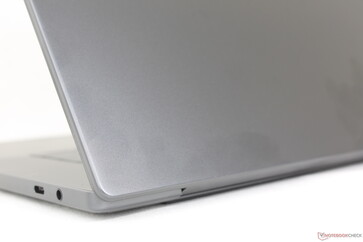 Le superfici lisce di colore grigio scuro attirano più facilmente le impronte digitali rispetto al design dello scorso anno