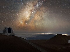 L'immagine mostra la Cometa Lemmon e la Via Lattea sopra le Hawaii. (Fonte dell'immagine: Osservatorio Internazionale Gemini/NOIRLab/NSF/AURAElaborazione dell'immagine: M. Rodriguez (Osservatorio Internazionale Gemini/NSF NOIRLab) & M. Zamani (NSF NOIRLab))