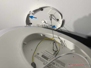 Appenda la lampada, collegala e fissala: fatto.