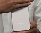Zhou Yibao, dirigente di Oppo, mostra il design posteriore del Find X9. (Fonte: Zhou Yibao)