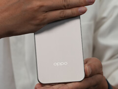Zhou Yibao, dirigente di Oppo, mostra il design posteriore del Find X9. (Fonte: Zhou Yibao)
