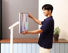 Samsung abbina lo Smart Monitor M7 ad un versatile supporto. (Fonte: Samsung)