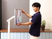 Samsung abbina lo Smart Monitor M7 ad un versatile supporto. (Fonte: Samsung)