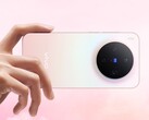 Lo smartphone Vivo X300 con finitura rosa sfumata mostra il modulo circolare con tripla fotocamera a marchio Zeiss (Fonte: Vivo)