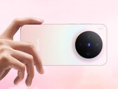 Lo smartphone Vivo X300 con finitura rosa sfumata mostra il modulo circolare con tripla fotocamera a marchio Zeiss (Fonte: Vivo)