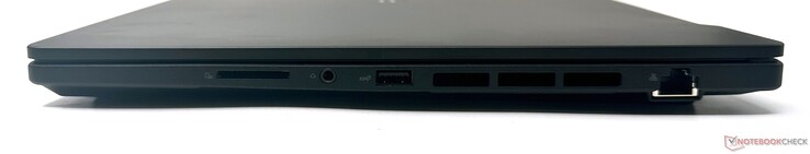A destra: Lettore di schede SD, jack audio combinato da 3,5 mm, USB 3.2 Gen2 Type-A, 2,5 GbE RJ-45