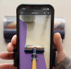 L'applicazione Dyson CleanTrace AR consente agli utenti di vedere i punti che hanno tralasciato mentre passavano l'aspirapolvere. (Fonte: Dyson su YouTube)