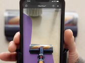 L'applicazione Dyson CleanTrace AR consente agli utenti di vedere i punti che hanno tralasciato mentre passavano l'aspirapolvere. (Fonte: Dyson su YouTube)