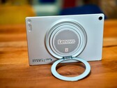 Il supporto rotondo del Lenovo Tab Plus Gen 2 è estremamente versatile.