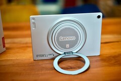 Il supporto rotondo del Lenovo Tab Plus Gen 2 è estremamente versatile.