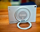 Il supporto rotondo del Lenovo Tab Plus Gen 2 è estremamente versatile.