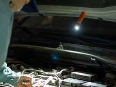 L’Olight ArkPro Ultra può essere fissato a superfici in acciaio grazie alla sua estremità magnetica.