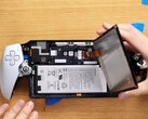 PlayStation Portal rende inutilmente complicata la sostituzione della batteria. (Immagine: Jacob R, YouTube)