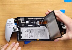 PlayStation Portal rende inutilmente complicata la sostituzione della batteria. (Immagine: Jacob R, YouTube)