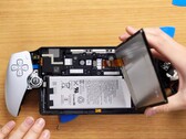 PlayStation Portal rende inutilmente complicata la sostituzione della batteria. (Immagine: Jacob R, YouTube)