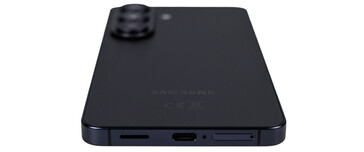 In basso: Altoparlanti, USB, microfono, SIM