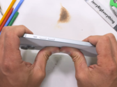 Il 15 Plus viene sottoposto a un test di piegatura. (Fonte: JerryRigEverything via YouTube)