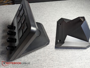 Sostituisca il supporto standard (a sinistra) con il dock XLR (a destra)