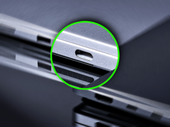 Il Surface Laptop Ultra ha una nuova porta USB-C sovradimensionata.