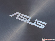 Il logo Asus in alluminio spazzolato: