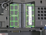 Sul lato inferiore ci sono due banchi di RAM; altri due sono sotto la tastiera nei modelli quad-core.