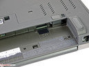 Lo slot SIM per il modulo WWAN è posizionato sotto il compartimento della batteria.
