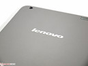 Il logo Lenovo sembra adesivo, lo si sente sotto le dita.
