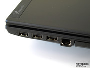 Tre porte USB 2.0 addizionali a destra seguite da una interfaccia RJ-11 (modem).