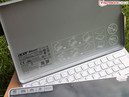 dell'Icona W700, ma con una custodia in plastica di color argento (W700 = trasparente).