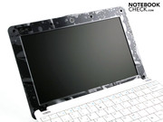 La sola superficie lucida sul netbook bianco è la cornice dello schermo. Qui mostrata come ce l'hanno consegnata, con una pellicola protettiva in plastica.