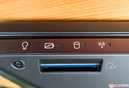 Lo slot SD-card si trova a destra oltre i LEDs.