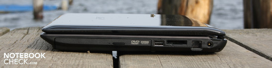 Lato Destro: masterizzatore DVD, USB, Card Reader, Ethernet, Alimentazione