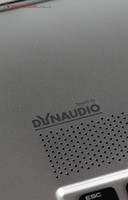 Per il resto è uguale, compreso il mediocre sound system Dynaudio.