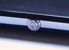 Il pulsante di accensione in metallo è un simbolo della linea Xperia.