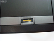 Lettore di impronte inserito tra i tasti del touchpad