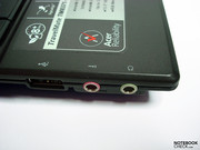 I connettori audio e le porte USB sono posizionati lontano dal frontale divenendo potenzialmente fastidiose per i mancini quando si collegano le periferiche