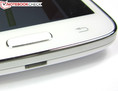 Lo smartphone Samsung ha una alta qualità costruttiva ed ha una cornice metallica.