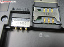 ...gli slots micro-SD e SIM card.