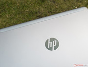 Il logo HP sul retro è piatto.