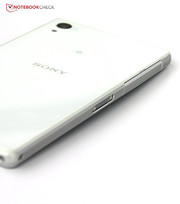 Tuttavia, l'Xperia Z2 non è uno smartphone per ambienti aperti, le superfici in vetro sono troppo fragili.
