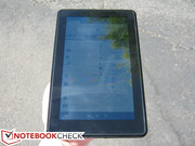 Il Kindle Fire sotto la luce solare diretta. La visibilità all'esterno è simile nei tue tablet