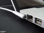 Il connettore di alimentazione MagSafe risulta utile come sempre.