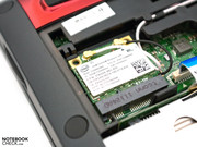 Un controller Intel si occupa delle dotazioni wireless.