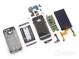 Ancora una volta non è piacevole aprire l'HTC One M8. (Immagine: iFixit)