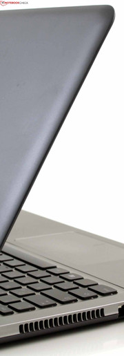 Lenovo IdeaPad U510: le fresche superfici in alluminio sono piacevoli. L'unità base è molto stabile.