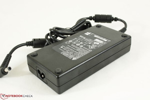 Il relativamente piccolo adattatore (15 x 7.5 x 3 cm) emette 19.5 V con input di 100-240 V
