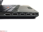 Possono essere collegati monitors esterni tramite DisplayPort o VGA.