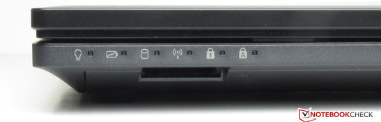 Sul lato frontale c'è il card reader (SD, MMC, Memory Stick e Memory Stick Pro).