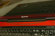 Il Qosmio X300 è perfetto per chi cerca alte prestazioni e qualità del suono.. Tuttavia, il prezzo di 3130 Euro della versione Qosmio X300-13E, è notevole.