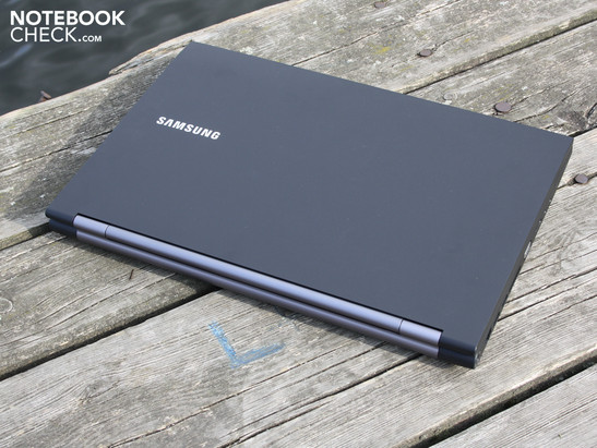 Samsung NP-200B5B-S01DE: Well rounded business notebook with first-rate keyboard and touchpad but not the sturdiest case.